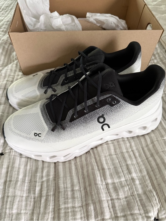 On Clouds Other - On Running Men's Cloudswift Lightweight White/Black Running Shoes